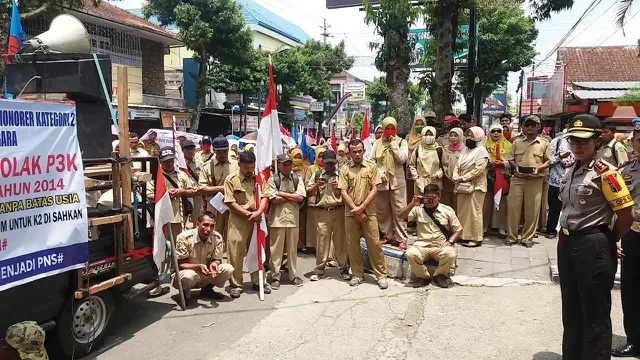 Guru honorer K2 Banjarnegara berdemonstrasi menutut pemerintah merevisi UU ASN Nomor 5 Tahun 2014 agar honorer K2 dapat diangkat menjadi PNS. (Liputan6.com/Muhamad Ridlo)