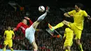 Penyerang Manchester United, Zlatan Ibrahimovic berebut bola dengan bek Rostov, Cesar Navas pada babak 16 Liga Europa di Stadion Old Trafford, Inggris (16/3). MU menang atas Rostov dengan skor 1-0 agregat (2-1). (AP Photo/Dave Thompson)