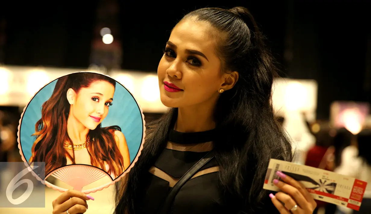 Seorang fans menunjukkan kipas bergambar Ariana Grande jelang Konser ‘The Honeymoon Tour ‘ yang digelar di JIExpo Kemayoran Hall B-C, Jakarta (Liputan6.com/Faisal R Syam)