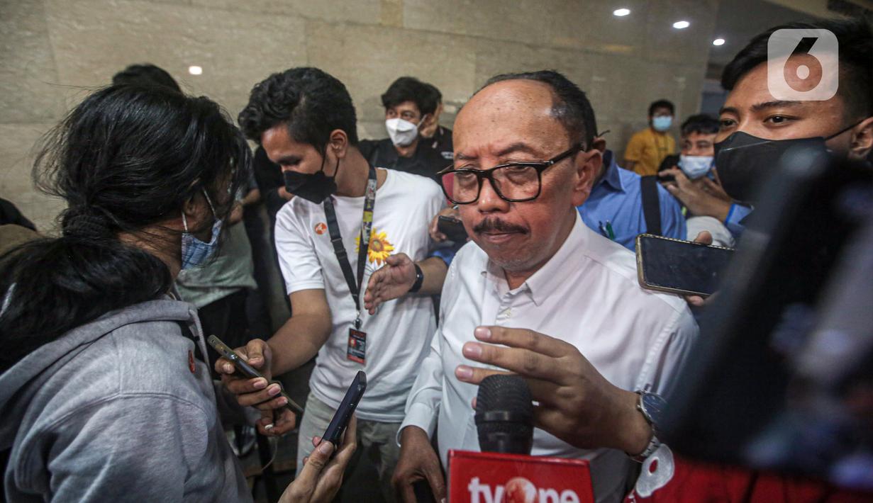 Wakil Ketua LPSK Achmadi usai menemui Bharada E di Gedung Bareskrim Mabes Polri, Jakarta, Selasa (9/8/2022). Kedatangan LPSK untuk berkoordinasi ke penyidik Bareskrim soal permohonan justice collaborator (JC) Bharada E di kasus tewasnya Brigadir Nofriansyah Yoshua Hutabarat atau Brigadir J. (Liputan6.com/Faizal Fanani)