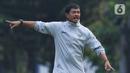 Indra Sjafri memberi arahan pada timnya saat latihan jelang laga perdana Grup A Piala AFC U-19 di Lapangan A Kompleks GBK, Jakarta, Rabu (17/10/2018). PSSI secara resmi menunjuk Indra Sjafri menjadi pelatih timnas Indonesia di SEA Games 2023 Kamboja. Seperti diketahui, perhelatan SEA Games 2023 bakal bergulir pada 5-17 Mei mendatang di Kamboja. Liputan6.com/Helmi Fithriansyah)