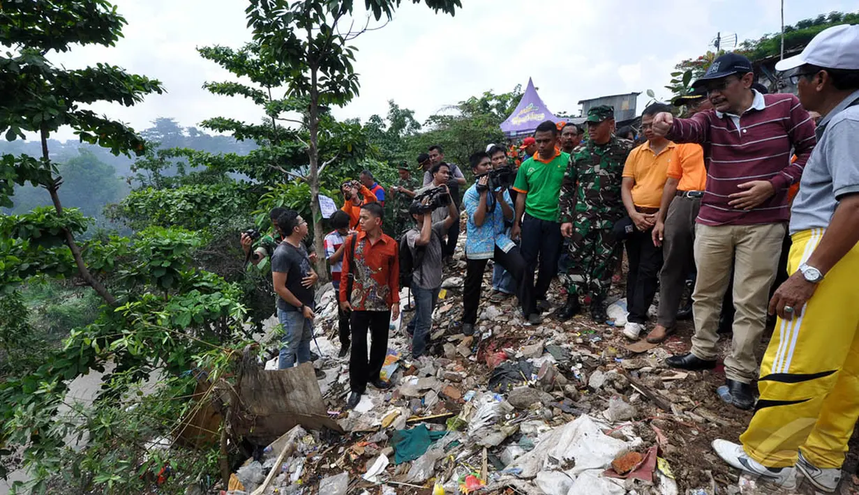 Wakil Gubenur DKI, Djarot Syaiful Hidayat (baju merah) melihat kondisi TPS sementara di kawasan Pejaten Timur, Jakarta, Minggu (21/12/2014). (Liputan6.com/Miftahul Hayat) 