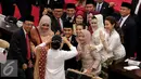 Sejumlah peserta sidang  melakukan foto bersama usai sidang tahunan MPR RI, DPR RI dan DPD RI tahun 2016 di Kompleks Parlemen, Senayan, Selasa (16/8). Sidang tersebut beragendakan penyampaian pidato kenegaraan Presiden Jokowi. (Liputan6.com/Johan Tallo)