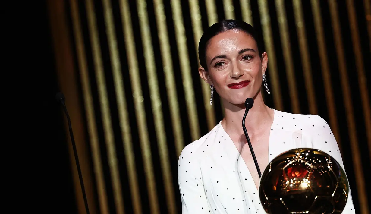 Pemain Barcelona, Aitana Bonmati memberikan sambutan setelah menerima penghargaan Ballon d'Or pada acara yang berlangsung di Theatre du Chatelet, Paris, Selasa (29/10/2024) dini hari WIB. (AFP/Franck Fife)