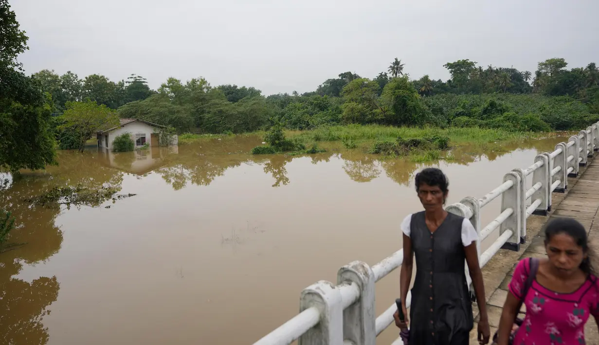 Pusat Bencana Sri Lanka telah mengeluarkan peringatan kepada warga yang bermukim di pinggir sungai untuk segera pindah ke tempat yang lebih tinggi. (AP Photo/Eranga Jayawardena)