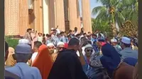 Viral Sosok Sultan Bojong Koneng Berangkatkan Warga 2 RT di Bekasi untuk Umroh Gratis.&nbsp; foto: TikTok @ramadanisaputra24