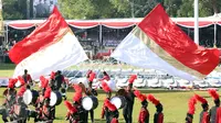 Berbagai atraksi ditampilkan saat upacara Peringatan Hari Kemerdekaan ke-71 RI di Istana Merdeka, Jakarta, Rabu (17/8). HUT Kemerdekaan RI tahun ini mengangkat tema Indonesia Kerja Nyata. (Liputan6.com/Faizal Fanani)
