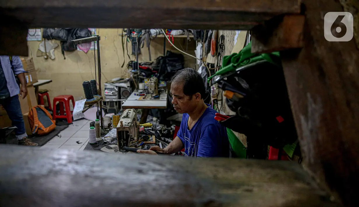 Pekerja membuat produk tas di unit produksi Artrek, Jakarta, Selasa (3/11/2020). Pemprov DKI Jakarta telah memutuskan menaikkan upah minimum provinsi (UMP) 2021 sebesar Rp 4.416.186,548 atau meningkat 3,27 persen dari 2020 bagi perusahaan tidak terkena dampak COVID-19. (Liputan6.com/Faizal Fanani)