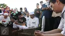Aktor Iko Uwais berdoa di depan makam di depan makam ayahnya Musthafa Kamaluddin di TPU Prumpung, Jakarta, Rabu (8/3). Ayah Iko Uwais wafat pada  Rabu (8/3/2017) pagi di RSCM. (Liputan6.com/Herman Zakharia)