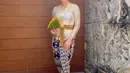 Saat me time, Sherina Munaf tampil manis mengenakan kebaya brukat berwarna putih dan kain Bali [@sherinamunaf]