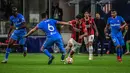 AC Milan memulai pertandingan dengan sangat berani. Mereka langsung melakukan pressing ke pertahanan Atletico. Sang tamu pun dibuat gugup. (AFP/Miguel Medina)