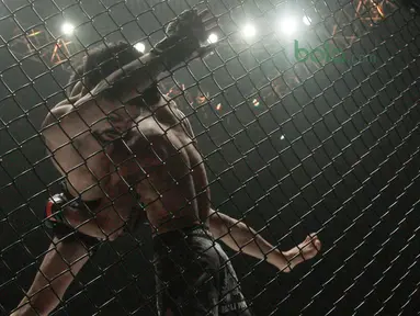 Teknik kuncian Jijutsu dari Stefer Rahardian (kanan) mengunci Himanau Kaushik pada ajang One Championship 2018 di Jakarta Convention Center, Sabtu (12/5/2018). Stefer Rahardian mudah pada menit kedua ronde pertama. (Bola.com/Nick Hanoatubun)