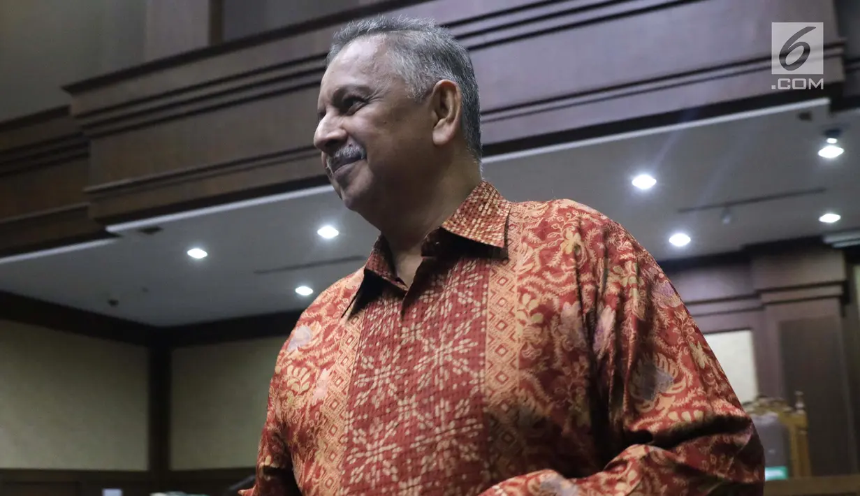 Terdakwa kasus dugaan suap proyek PLTU Riau-1, Sofyan Basir usai menjalani sidang lanjutan di Pengadilan Tipikor, Jakarta, Senin (1/7/2019). Sidang beragendakan pembacaan tanggapan atas nota keberatan terdakwa oleh JPU KPK. (Liputan6.com/Helmi Fithriansyah)