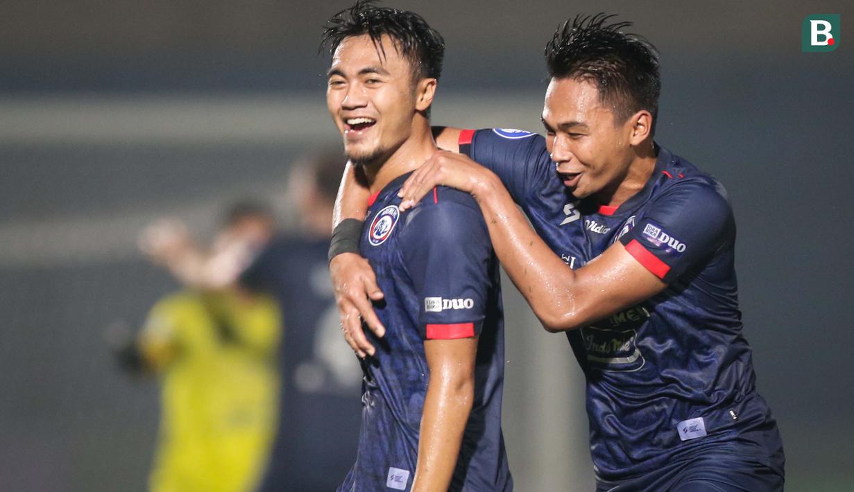 Gol kemenangan Arema akhirnya lahir menit 89. Tendangan bebas indah Rizky Dwi berhasil mengoyak gawang Ridho yang sudah melakukan banyak penyelamatan. Skor 2-1 bertahan hingga laga usai. (Bola.com/Bagaskara Lazuardi)