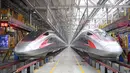 Kereta peluru Fuxing CR400AF melakukan debut di stasiun pemeliharaan depo gerbong kereta di Kota Chongqing, China barat (23/12/2020). Perjalanan antara kedua kota tersebut akan dipersingkat dari 78 menit menjadi 62 menit. (Xinhua/Tang Yi)