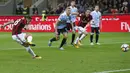 Gelandang AC Milan, Ricardo Rodriguez, melakukan tendangan penalti ke gawang SPAL pada laga Serie A Italia di Stadion San Siro, Rabu (20/9/2017). AC Milan menang 2-0 atas SPAL. (AP/Antonio Calanni)