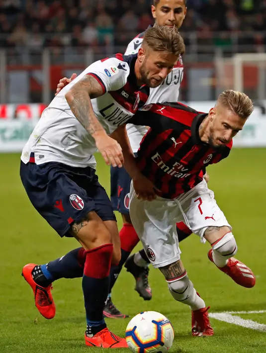 Pemain Bologna, Mitchell Dijks berebut bola dengan gelandang AC Milan, Samuel Castillejo dalam laga pekan ke-35 Liga Italia di San Siro, Senin (6/5/2019). AC Milan berhasil mengatasi Bologna 2-1 demi memelihara asa mereka mengamankan tiket ke Liga Champions musim depan. (AP/Antonio Calanni)