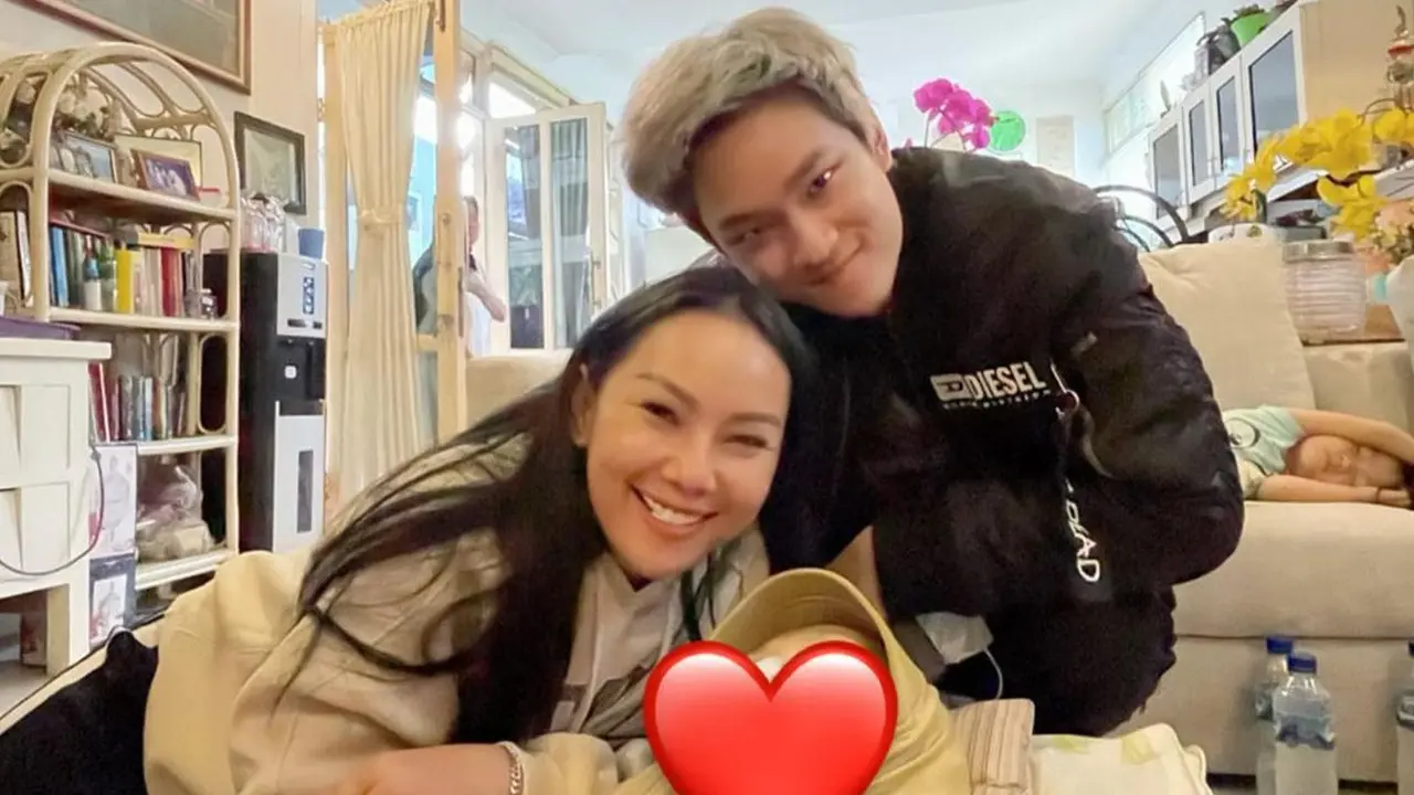 Erlan Wardhania, ibunda Kalina Oktarani dijenguk Azka Corbuzier. (Foto: Dok. Instagram @kalinaocktaranny)