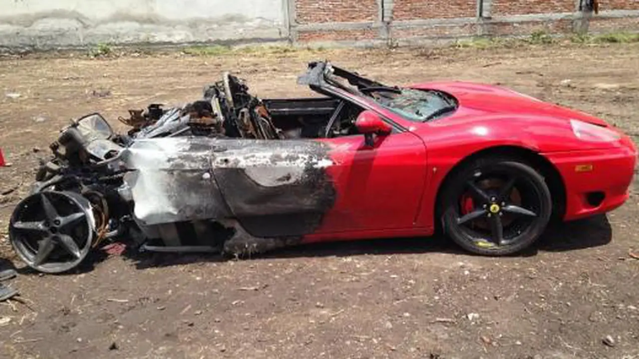 Terlibat Insiden, Bokong Ferrari 360 Spider Hangus Terbakar