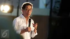 Direktur Marketing PT Sido Muncul Irwan Hidayat menceritakan pengalamannya saat membangun bisnis jamu milik keluarganya pada hari kedua EMTEK Goes To Campus (EGTC) 2017 di Auditorium Universitas Negeri Semarang, Kamis (6/4). (Liputan6.com/Yoppy Renato)