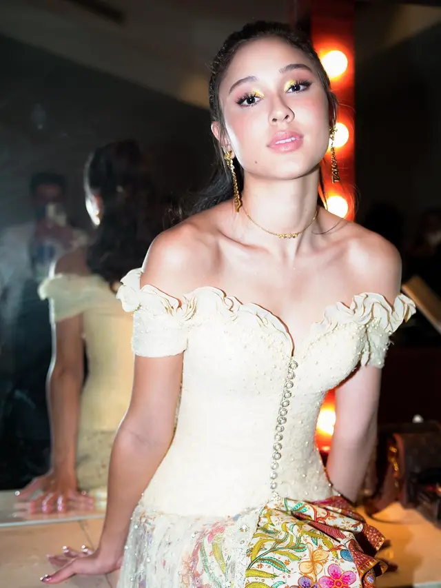 Pesona Anggun dan Cantik Yasmen Napper dalam Balutan Kebaya