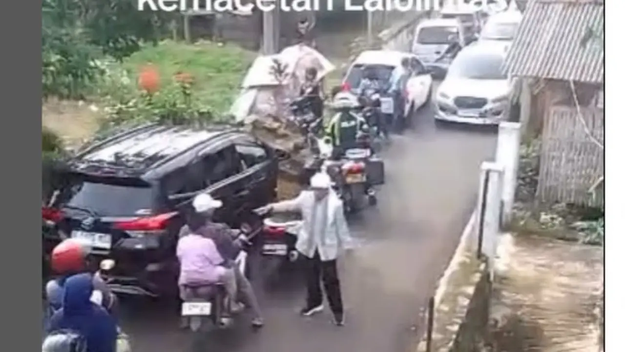 Jalanan di Bandung Macet Parah, Aa Gym Turun Tangan Ikut Atur Lalu Lintas