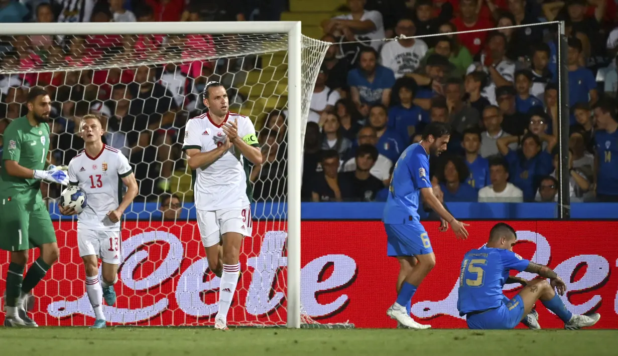 <p>Pemain Hungaria Adam Szalai melakukan selebrasi usai gol bunuh diri pemain Italia Gianluca Mancini pada grup A3 UEFA Nations League di stadion Dino Manuzzi di Cesena, Italia, Rabu (8/6/2022). Italia menang tipis atas Hungaria 2-1. (Massimo Paolone/LaPresse via AP)</p>