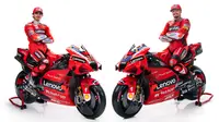 Dua pembalap Ducati, Jack Miller dan Francesco Bagnaia berpose di atas tunggangan anyar Desmosedici GP. (dok. Twitter/Ducati Corse)