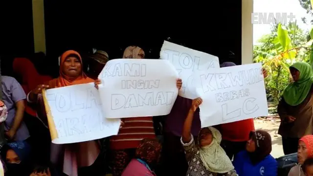 Protes dilakukan ibu-ibu kampung Desa Karangwuni, Wates, Kulonprogo terkait perilaku LC karoke yang tidak sopan rabu 8/3/2017