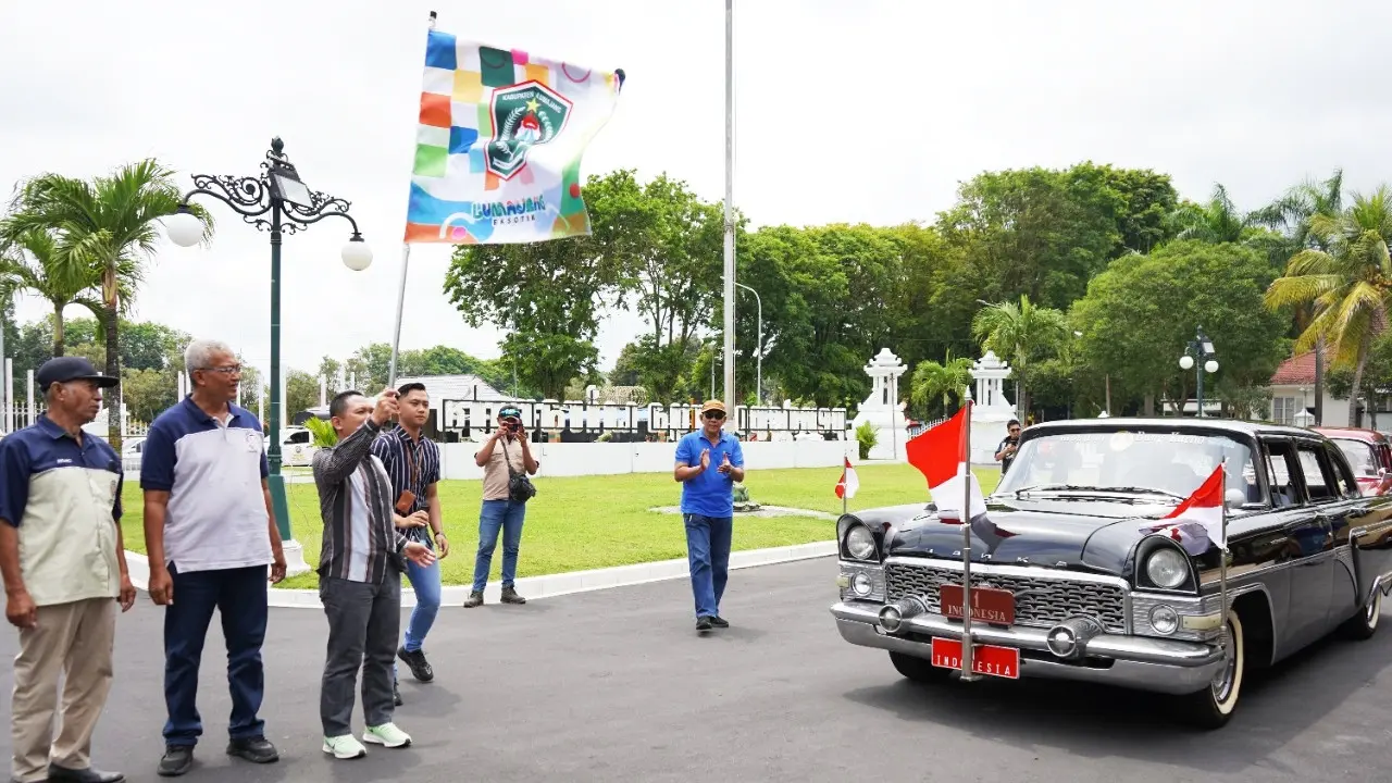 Bupati Lumajang Thoriqul Haq memberangkatkan konvoi mobil antik berkeliling Lumajang, termasuk mobil kepresidenan RI Soekarno. (Istimewa)