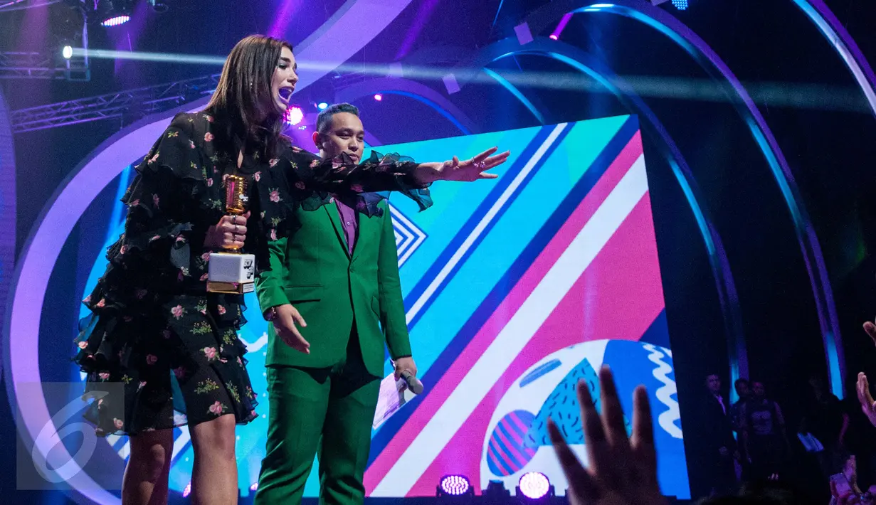 Penyanyi asal Inggris Dua Lipa berinteraksi dengan penggemarnya saat menjadi bintang tamu acara SCTV Music Awards 2017 di Studio 6 EMTEK, Jakarta, Selasa (16/5). (Liputan6.com/Gempur M Surya)