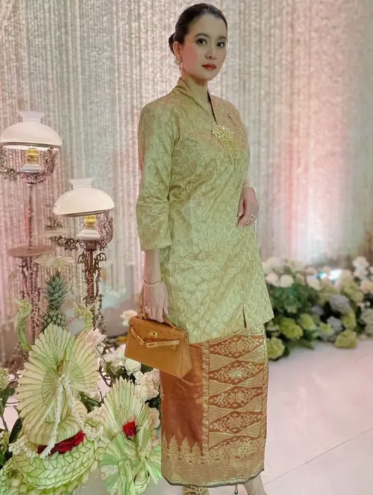 Marcella Zalianty tampil elegan berbalut kebaya Kartini gold rancangan Oscar Lawalata [@marcella.zalianty]