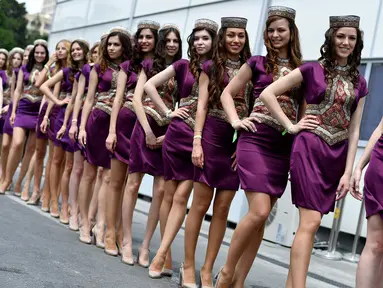 Gadis Grid atau Grid Girls berpose di Sirkuit Kota Baku, jelang Grand Prix Formula 1 Eropa (19/6/2016). Liberty Media selaku pemilik F1 akan menghapus keberadaan Grid Girls. (AFP FOTO / Andrej Isakovic)