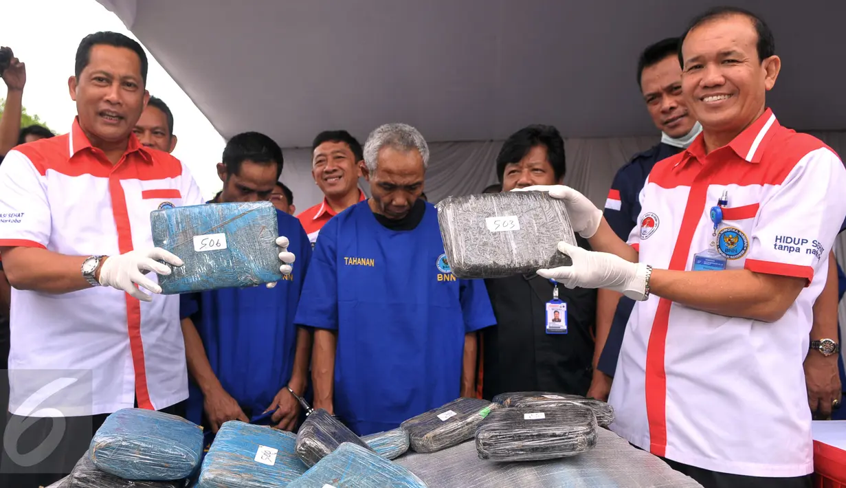 Kepala BNN Komjen Budi Waseso (kiri) memegang barang bukti narkoba di Kawasan Garbage Plants Bandara Soekarna-Hatta, Tangerang, Rabu, (10/2). Barang bukti ini nantinya akan dimusnahkan. (Liputan6.com/Faisal R Syam) 