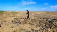 Seorang petani Palestina memeriksa lahan pertaniannya setelah buldoser tentara Israel merusak sebagian lahan itu, yang berada di sebelah timur Khan Yunis di perbatasan Jalur Gaza selatan (13/10/2020). (Xinhua/Yasser Qudih)