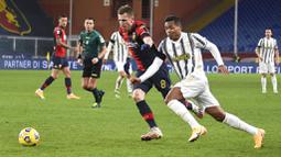 Pemain Juventus, Alex Sandro, berebut bola dengan pemain Genoa, Lukas Lerager, pada laga Liga Italia di Stadion Luigi-Ferraris, Senin (14/12/2020). Juventus menang dengan skor 1-3. (Tano Pecoraro/LaPresse via AP)