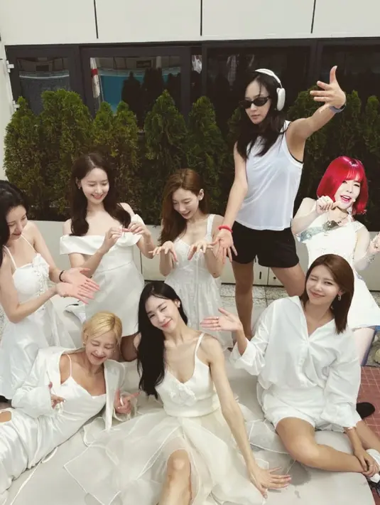 Para member tampil super cantik mengenakan dress dengan gaya khas masing-masing. [Foto: Instagram/_wan_yul]