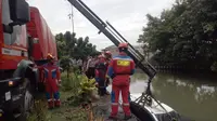 Diduga Hilang Kendali, Brio Nyemplung ke Kali Item Jakbar