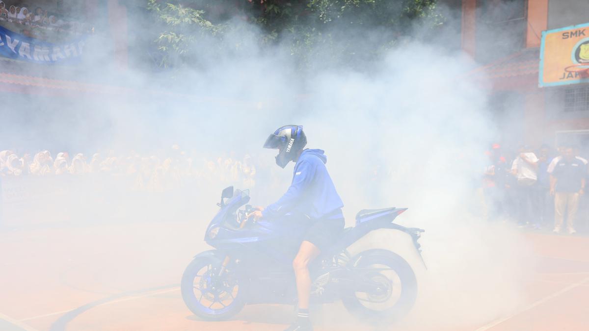 Sambangi Jakarta, Pembalap MotoGP Toprak Razgatlioglu Gelar Meet and Greet di SMKN 39