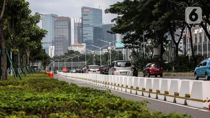 Pembatas jalur sepeda permanen di jalan Sudirman, Jakarta, Rabu (24/2/2021). Pemprov DKI Jakarta mulai mempermanenkan jalur sepeda di Jalan Sudirman - Thamrin, Jakarta Pusat. (Liputan6.com/Johan Tallo)