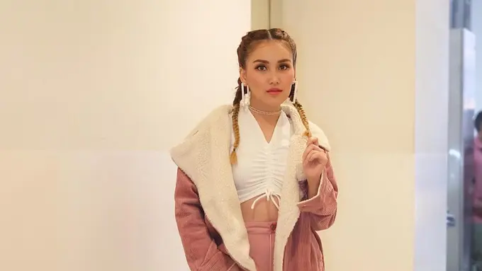 FOTO: Gaya Ayu Ting Ting saat Rambutnya Dikucir Dua, Bak ABG