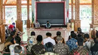 Puluhan pegawai di lingkup Sekretariat Daerah (Setda), saat melaksanakan Tadarus Al-Quran bersama di Pendopo perkantoran Pemkab Purwakarta. Foto (Istimewa)