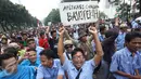 Aksi massa dari Persatuan Pengemudi Angkutan Darat longmarch dari Balai Kota menuju Istana Merdeka, Jakarta, Senin (14/3). Ribuan sopir angkutan umum itu menuntut Presiden agar menertibkan transportasi berbasis online. (Liputan6.com/Immanuel Antonius)