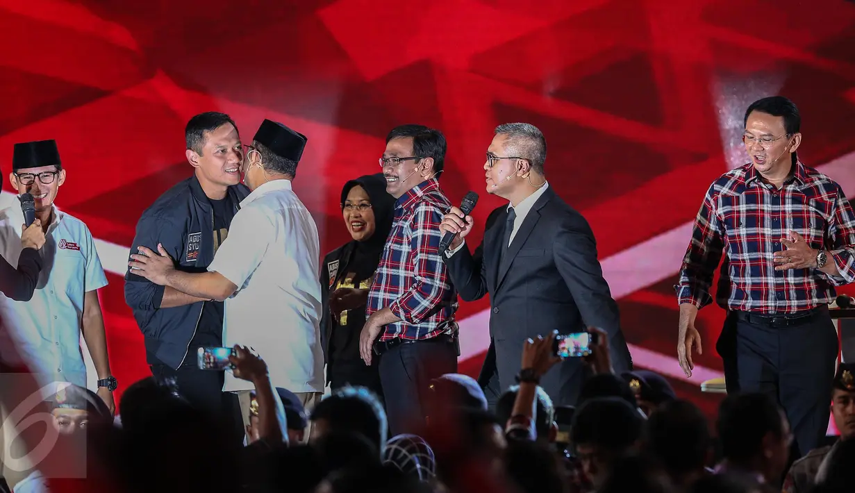 Para paslon saling bersalaman usai acara Debat Pilgub DKI 2017 putaran kedua, Jakarta, Jumat (27/1). (Liputan6.com/Faizal Fanani)