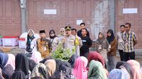 Kapolres Rokan Hilir memberikan arahan kepada warga yang akan melipat suara Pilkada 2024. (Liputan6.com/M Syukur)