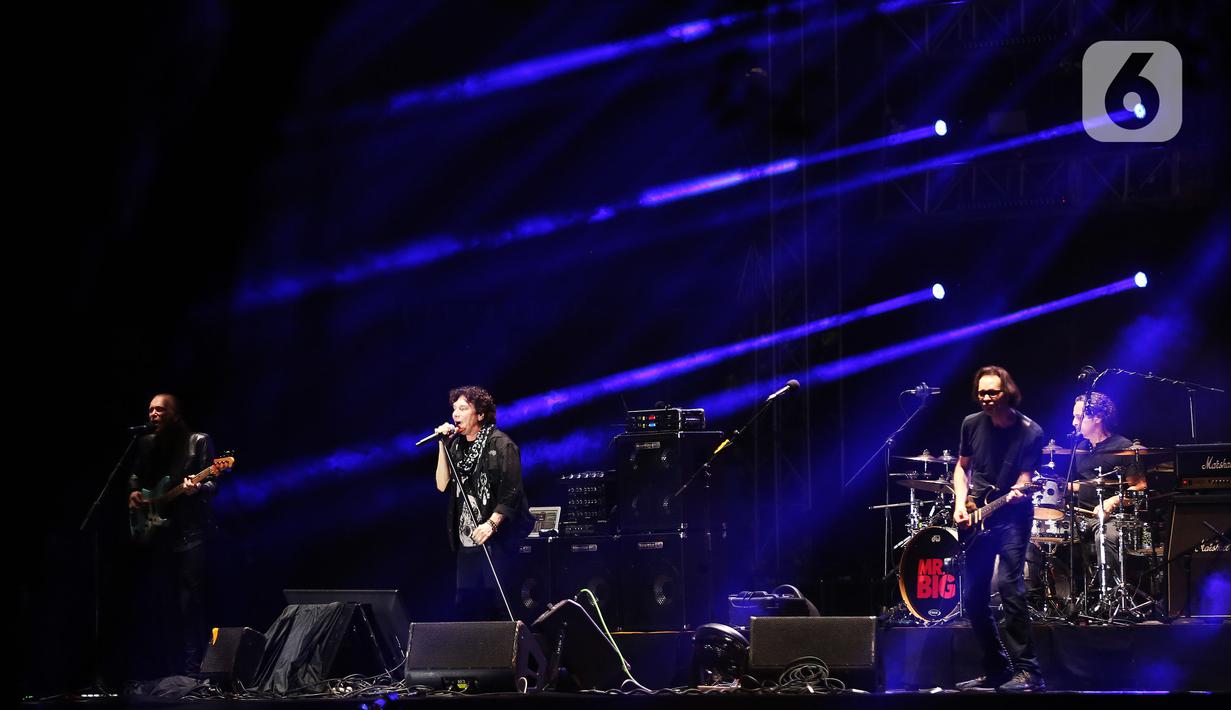 Euforia penonton pun terus menggebu ketika Eric Martin melantunkan Take Cover, Undertow, hingga Daddy, Brother, Lover, Little Boy. Band itu juga tak lupa menunjukkan identitasnya sebagai rocker seperti ketika Paul Gilbert melakukan drill dengan gitarnya. (Liputan6.com/Johan Tallo)