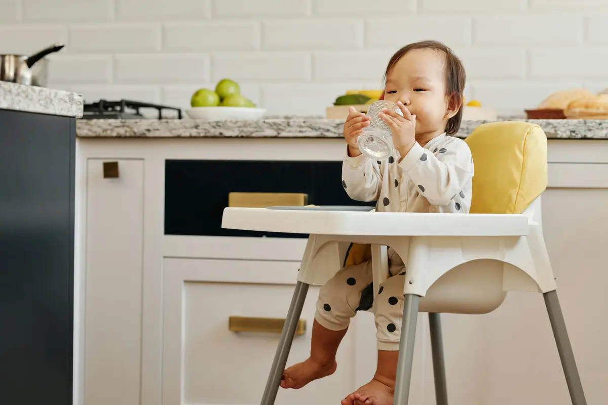 Kapan Anak Bisa Dikenalkan Minum Menggunakan Gelas?