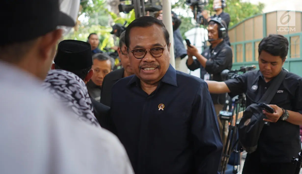 Jaksa Agung HM Prasetyo tiba di rumah duka Presiden ke-3 RI BJ Habibie di kawasan Kuningan, Jakarta, Kamis (12/9/2019). Sejumlah tokoh nasional terus berdatangan ke rumah duka atas meninggalnya BJ Habibie. (Liputan6.com/Immanuel Antonius)