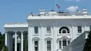 Pemandangan bendera setengah tiang di Gedung Putih, Washington DC, sebagai tanda berduka atas penembakan brutal klub gay Pulse di Kota Orlando, Florida, Amerika Serikat (AS), Minggu (12/6). (AFP PHOTO/Yuri GRIPAS)
