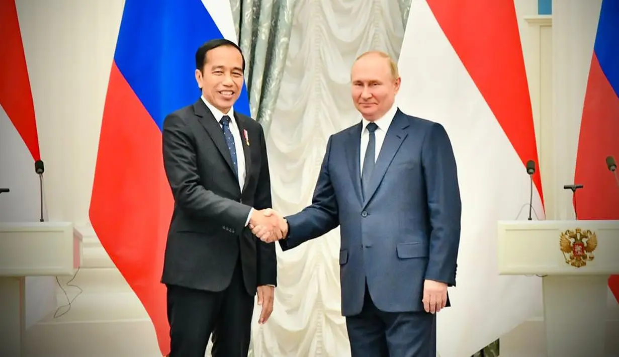 <p>Presiden Joko Widodo (kiri) berjabat tangan dengan Presiden Rusia Vladimir Putin (kanan) usai menyampaikan pernyataan bersama di Istana Kremlin, Moskow, Rusia, Kamis (30/6/2022). Presiden menyatakan siap menjadi jembatan komunikasi antara Presiden Ukraina Volodymyr Zelenskyy dan Presiden Rusia Vladimir Putin agar kedua pihak mencapai perdamaian. (FOTO: Biro Pers Sekretariat Presiden)</p>